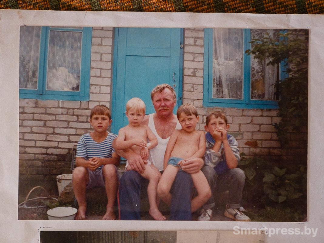21-Альфред Тычко с внуками.jpg