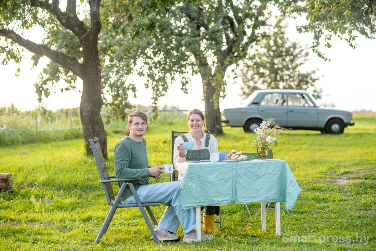 15-На участке рядом с домом в деревне.jpg