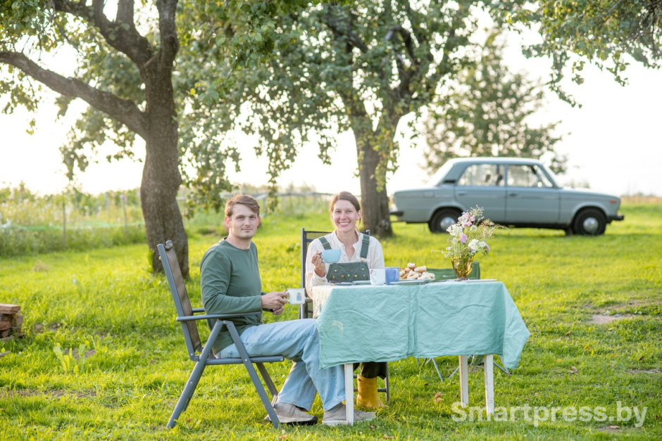 15-На участке рядом с домом в деревне.jpg