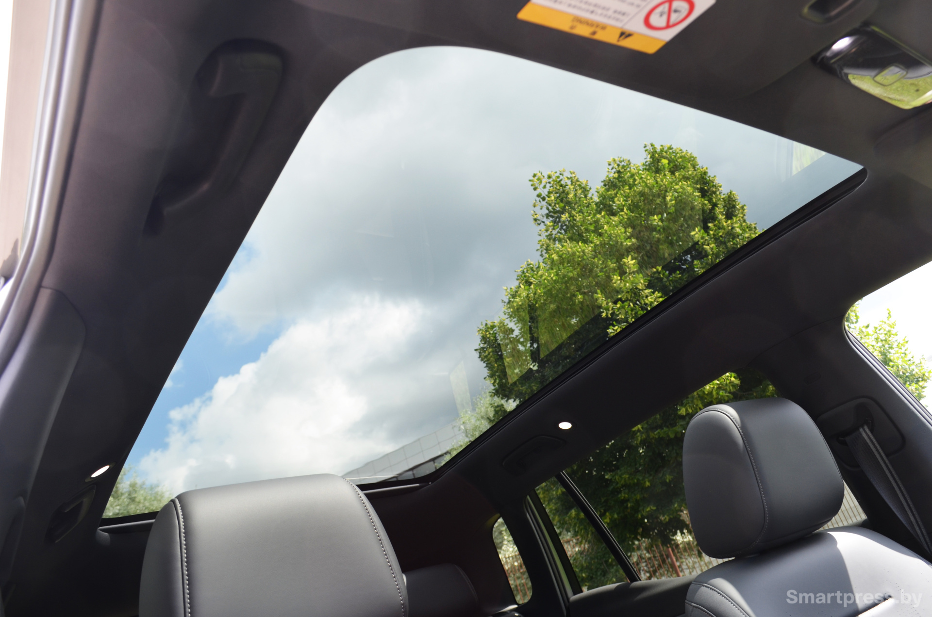 Панорамная крыша Toyota bZ3X.JPG