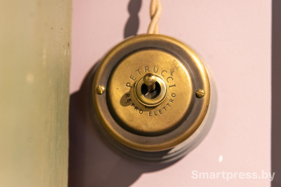 10-По всему дому стильная открытая проводка.jpg