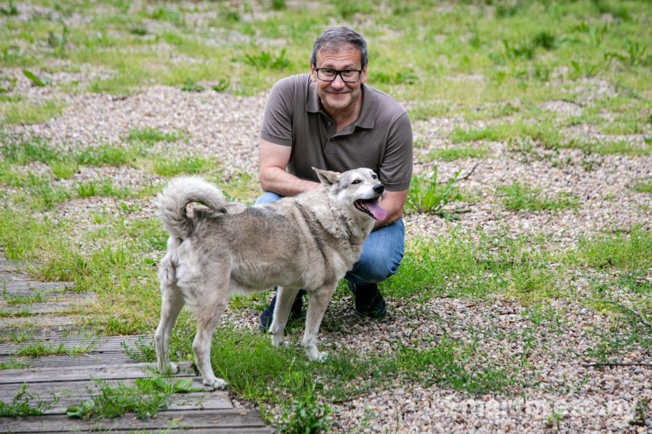 1-Олег Скробов и его верная помощница лайка Данга.jpg