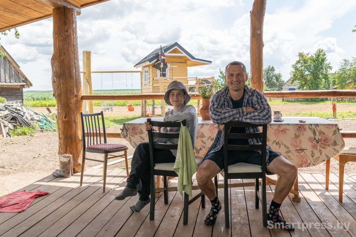 5-Евгений с племянником на террасе.jpg