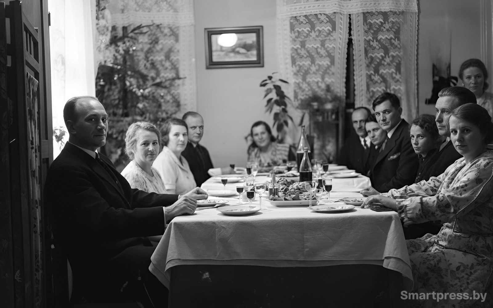 21-Встреча друзей в доме семьи Симигиновских Кобрин 1934 год.jpg