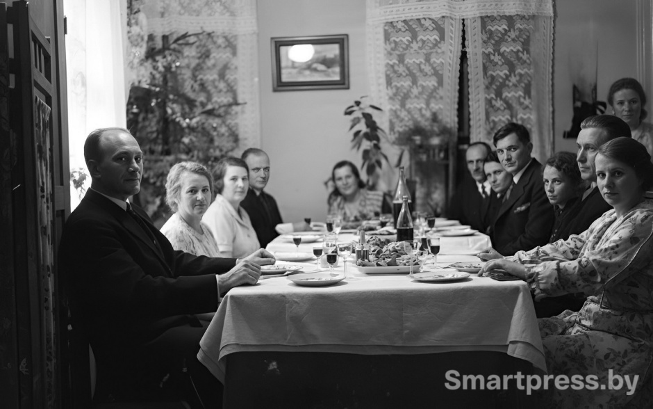 21-Встреча друзей в доме семьи Симигиновских Кобрин 1934 год.jpg