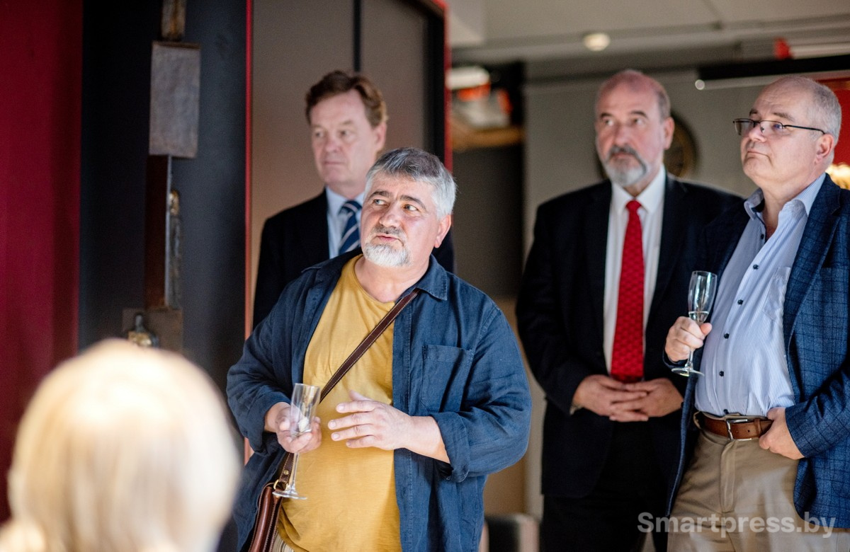 23-Художник Александр Демидов в офисе Смартпресс.jpg