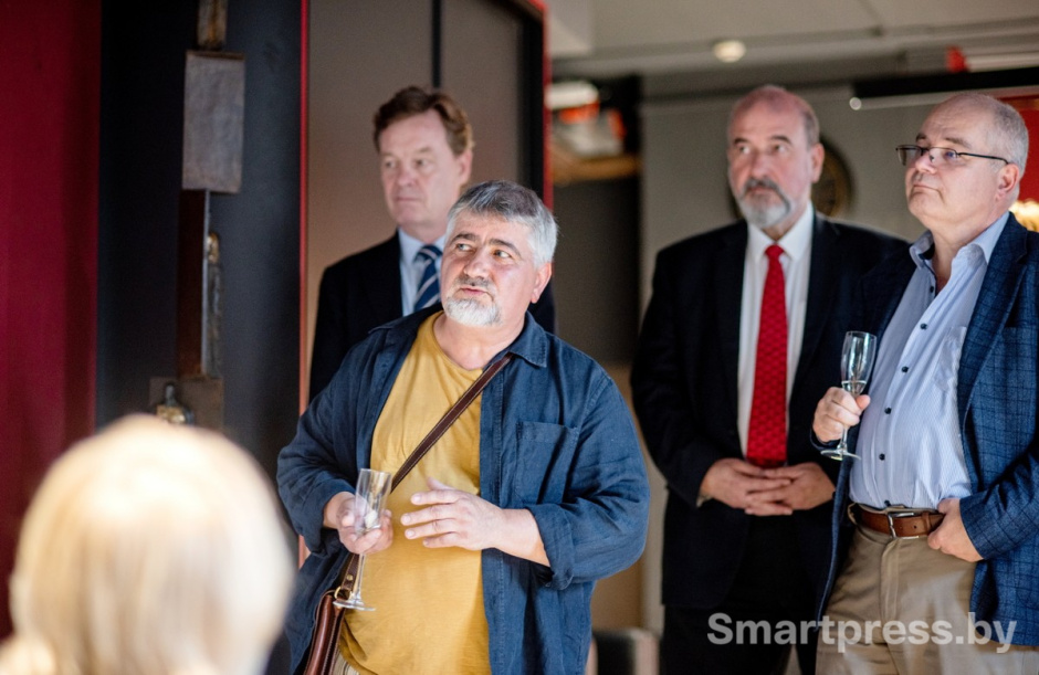 23-Художник Александр Демидов в офисе Смартпресс.jpg