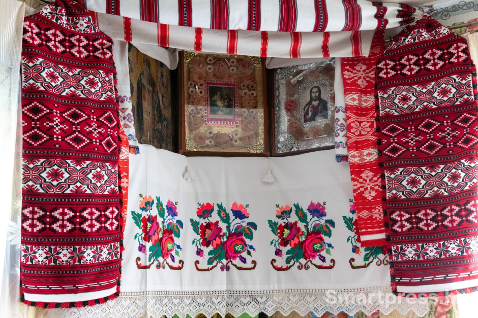 10-Красный угол с рушником.jpg