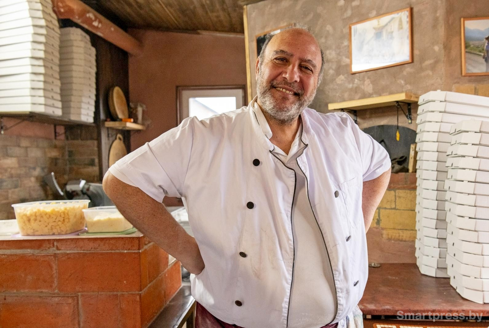 21-Итальянец Паоло который делает пиццу в белорусской деревне.jpg