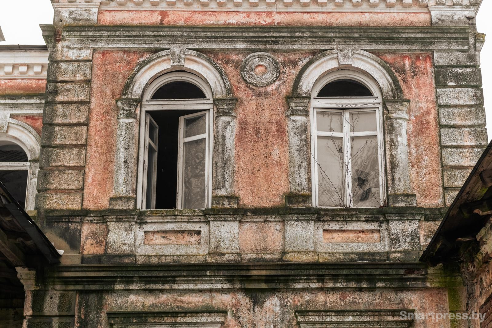 28-Окна в усадьбе Котлубаев.jpg