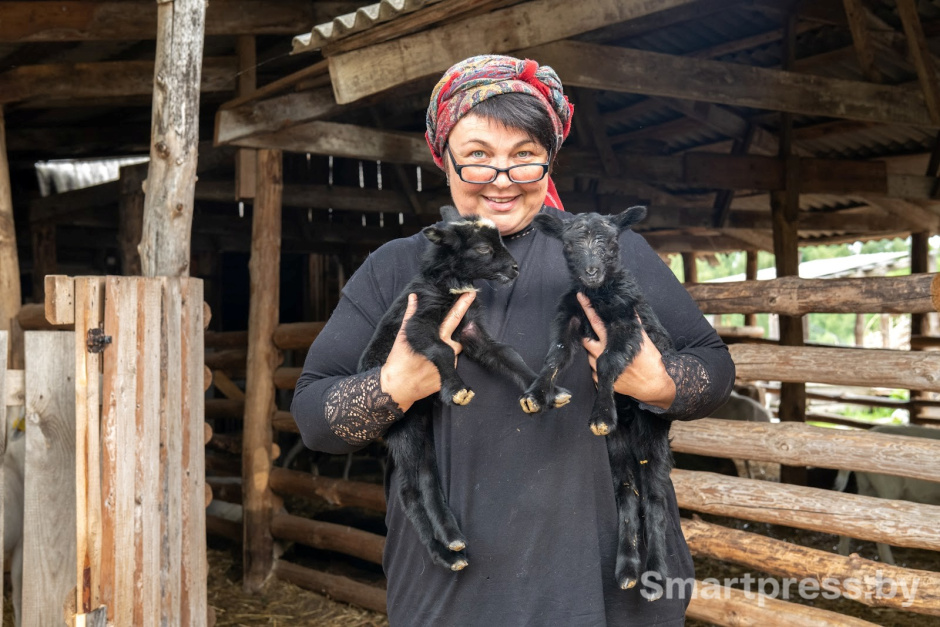 25-Наталья Строк и ее козы.jpg