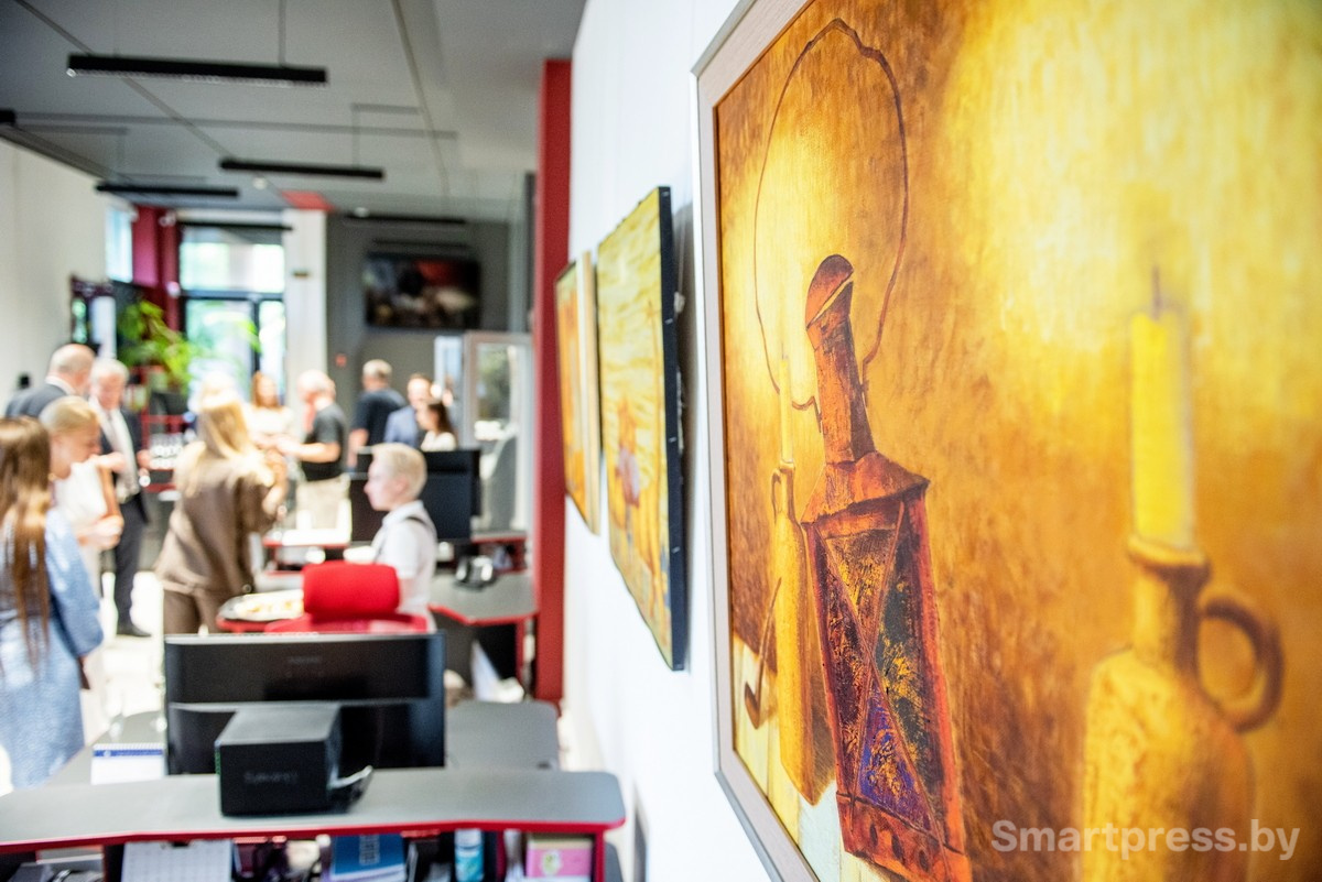 21-Работы художника Александра Демидова в офисе Смартпресс.jpg