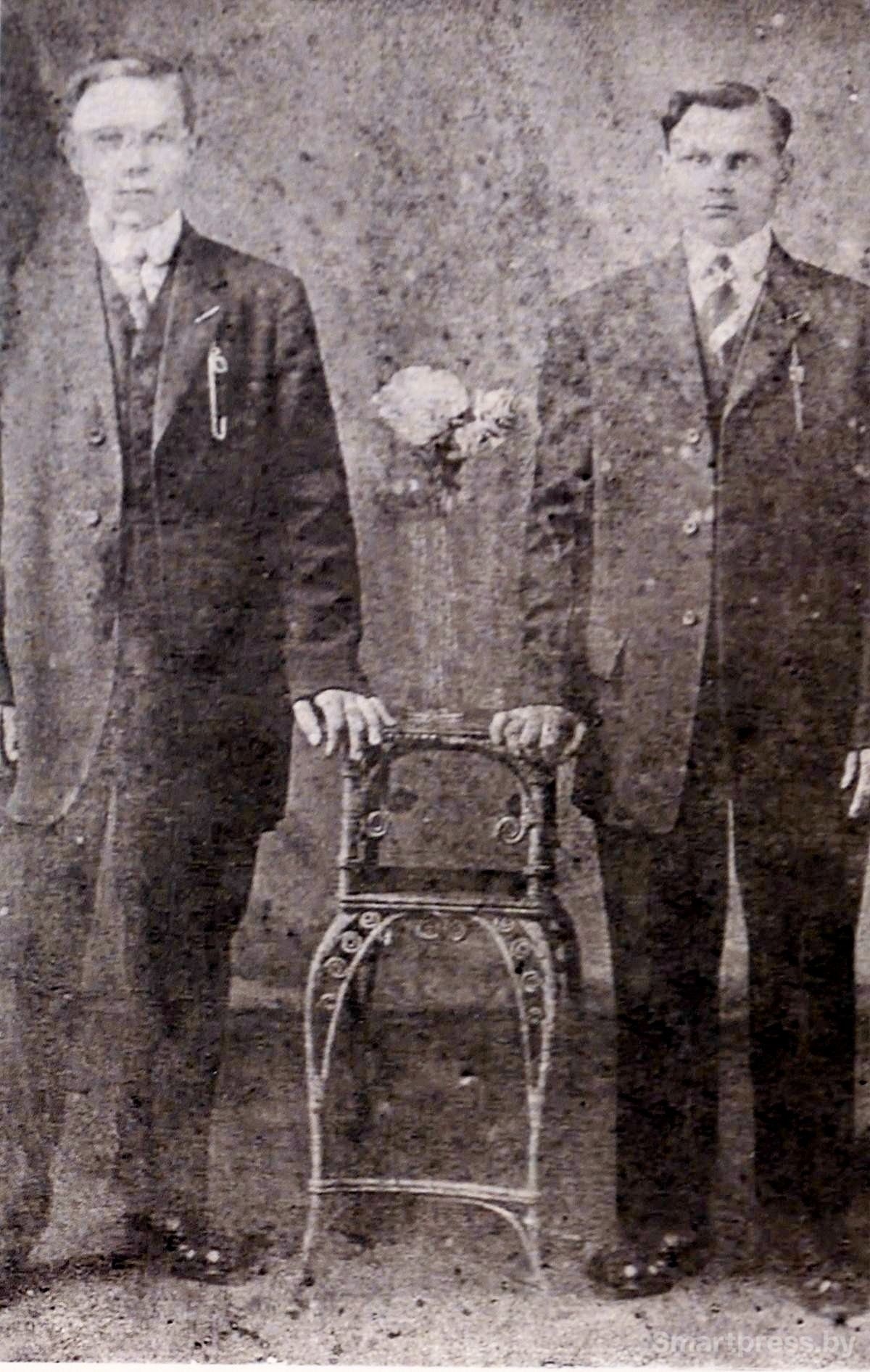 6-Фёдор Снигиревич на фото справа будущий Фред Снигер.jpg