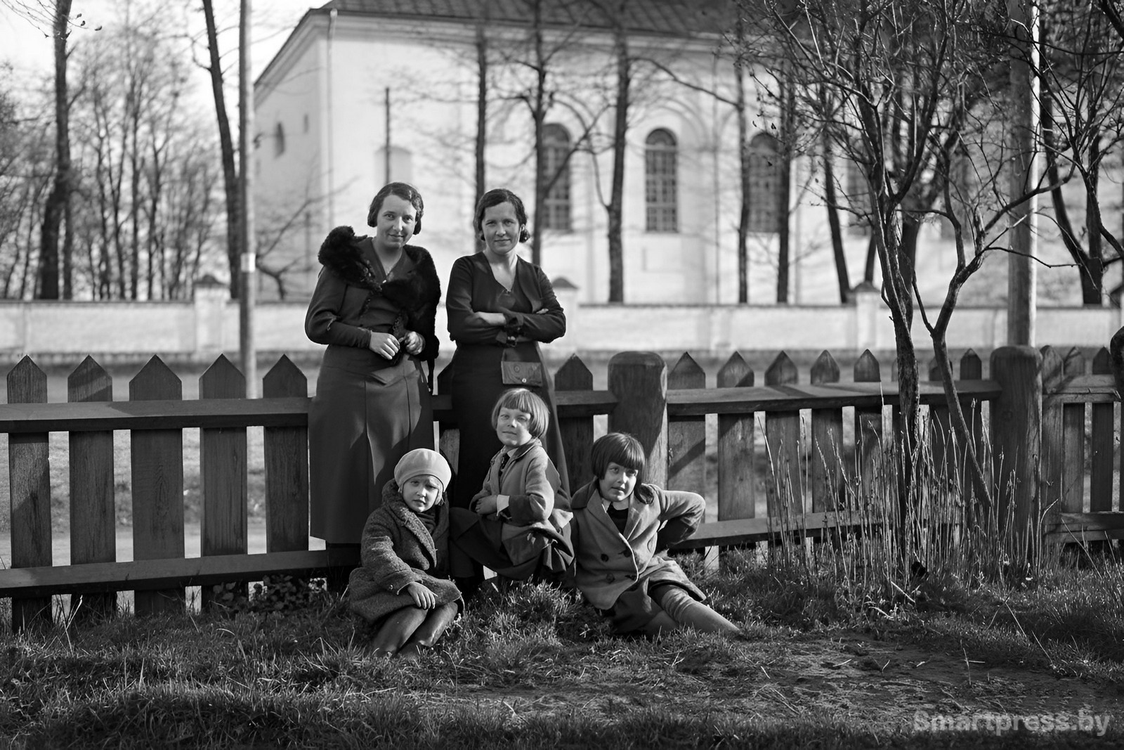 22-Кобринцы на фоне местного костела 1934 год..jpg