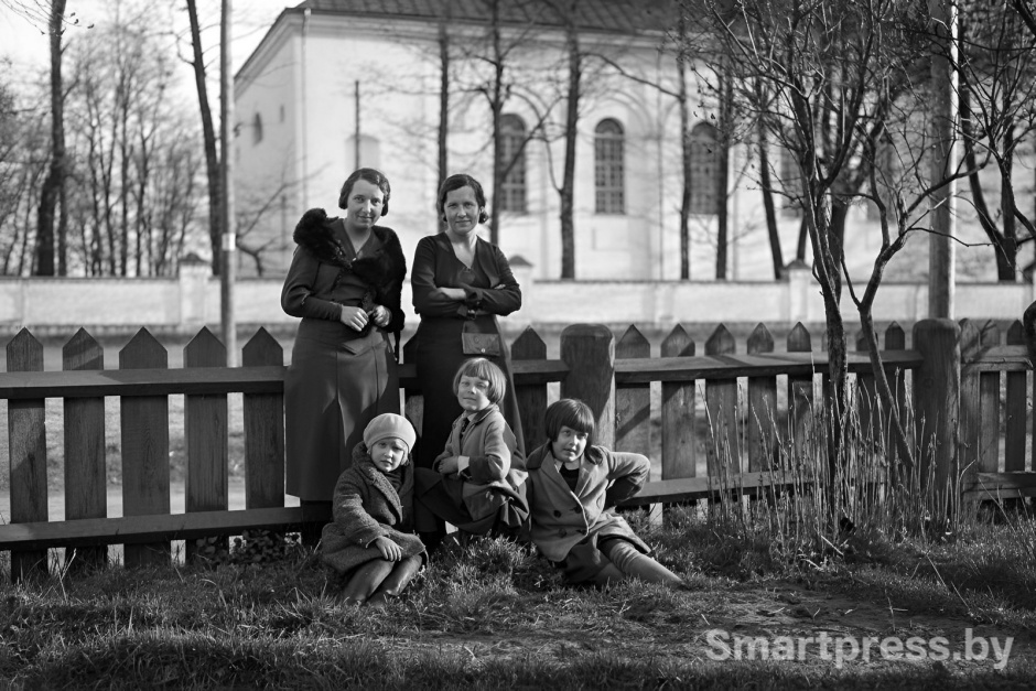 22-Кобринцы на фоне местного костела 1934 год..jpg