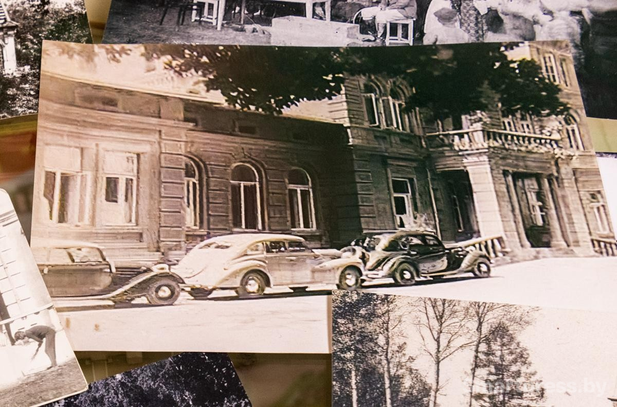 17-Машины возле парадного крыльца имения Котлубаев на старом фото.jpg