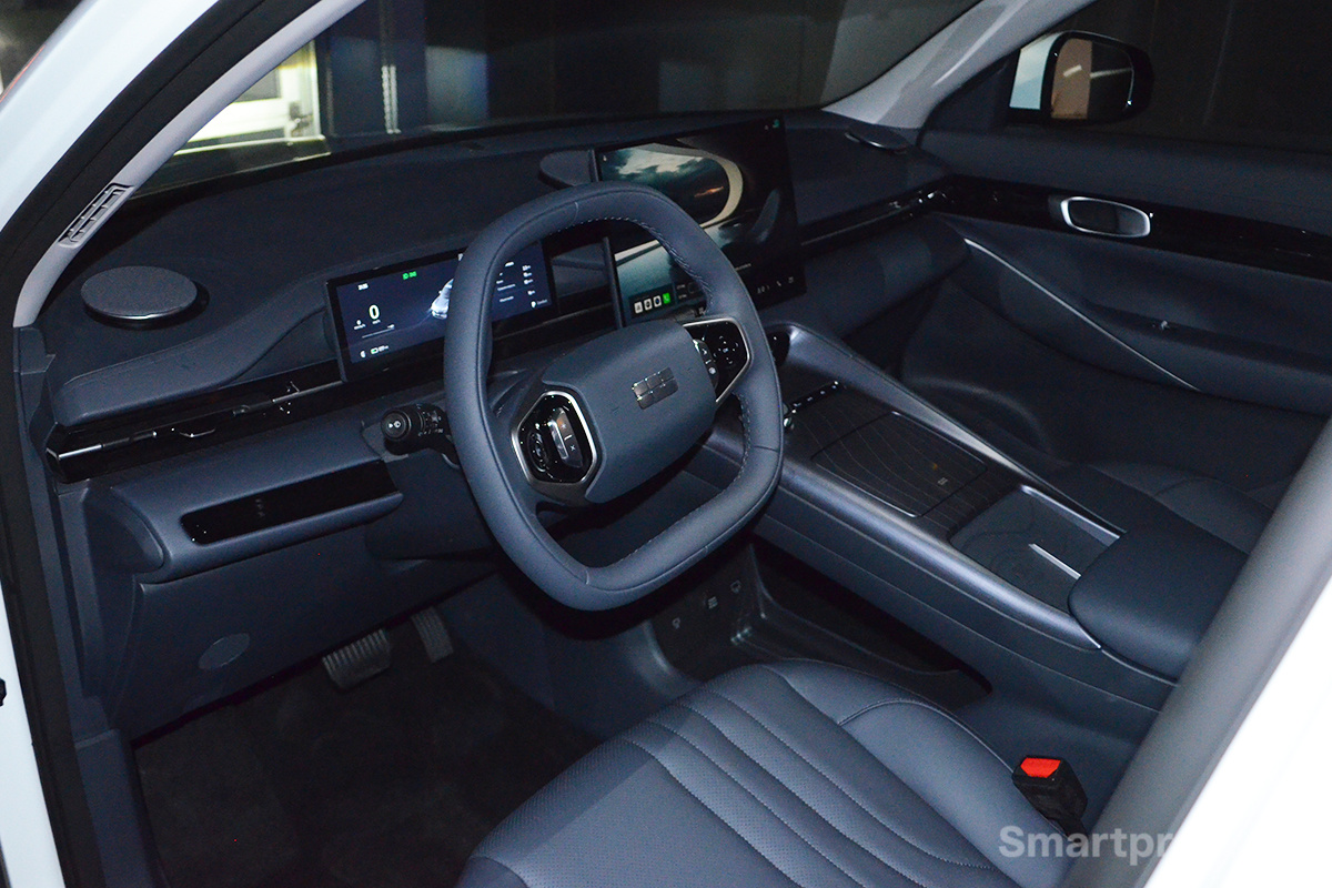 Место водителя Geely EX50