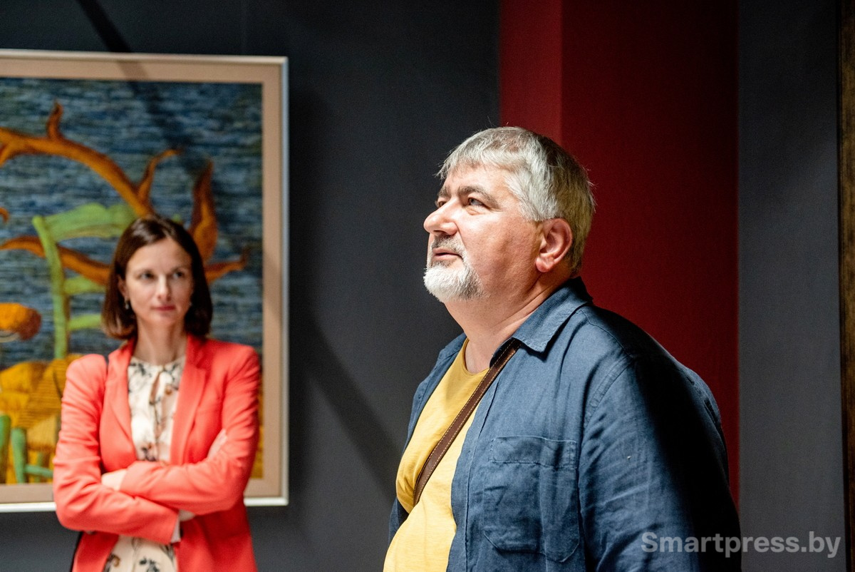 18-Художник Александр Демидов и сотрудник пресс-службы МТБанка Лариса Абрамчук.jpg