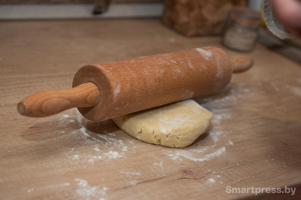 9-Раскатываем тесто скалкой.jpg