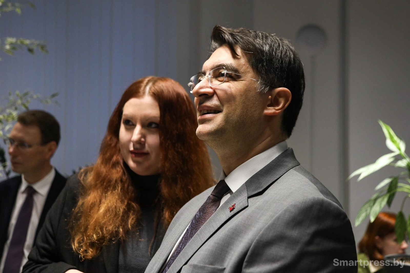 15-Переводчик Speak Native Анастасия Тригубович и посол Турции в Беларуси Гючлю Джем Ышик.jpg