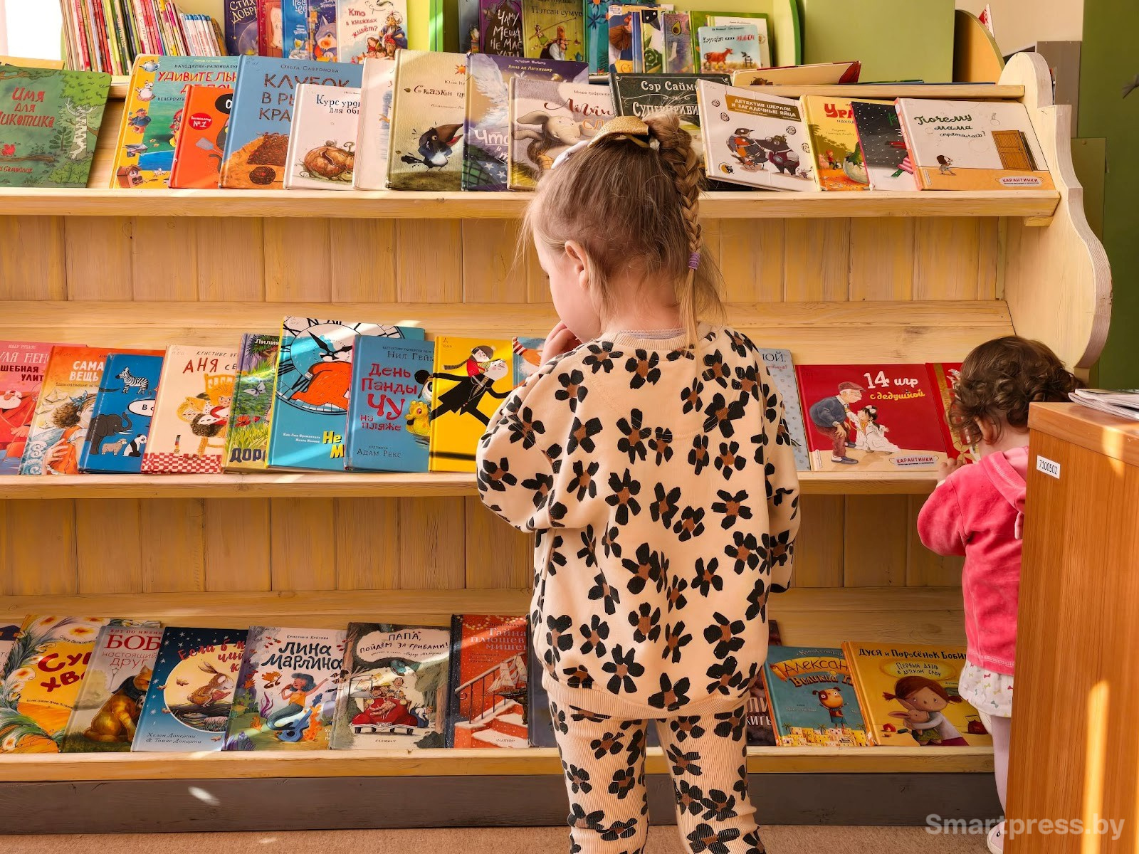 Посетительница минской детской библиотеки 4 Стефания 2.jpg Посетительница минской детской библиотеки 4 Стефания 2.jpg