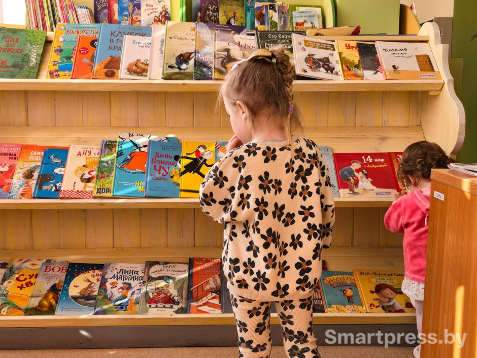 Посетительница минской детской библиотеки 4 Стефания 2.jpg