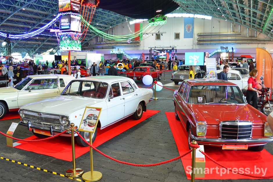 Экспозиция выставки Автоэпоха.JPG