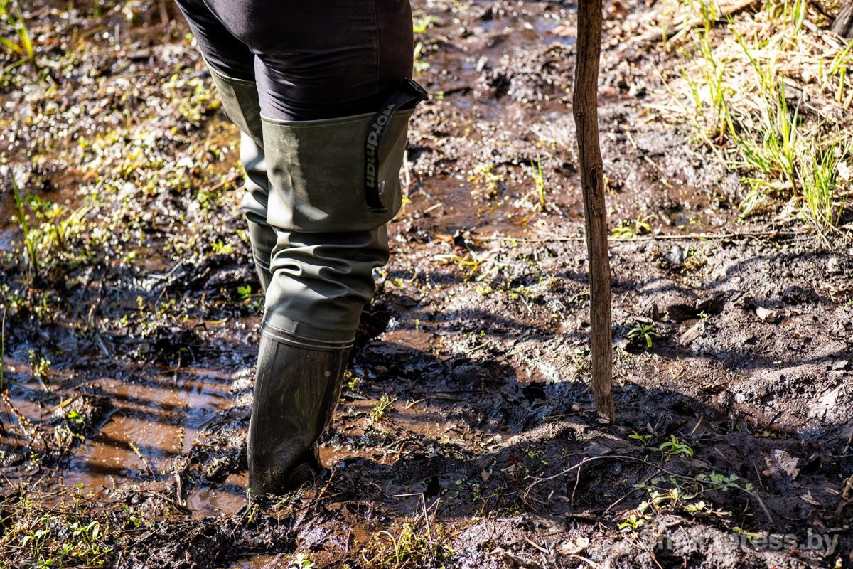 9-В сапогах идем по полесской грязи.jpg
