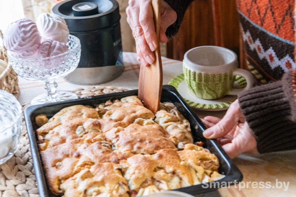 2-К нашему приезду Ирина испекла шарлотку.jpg