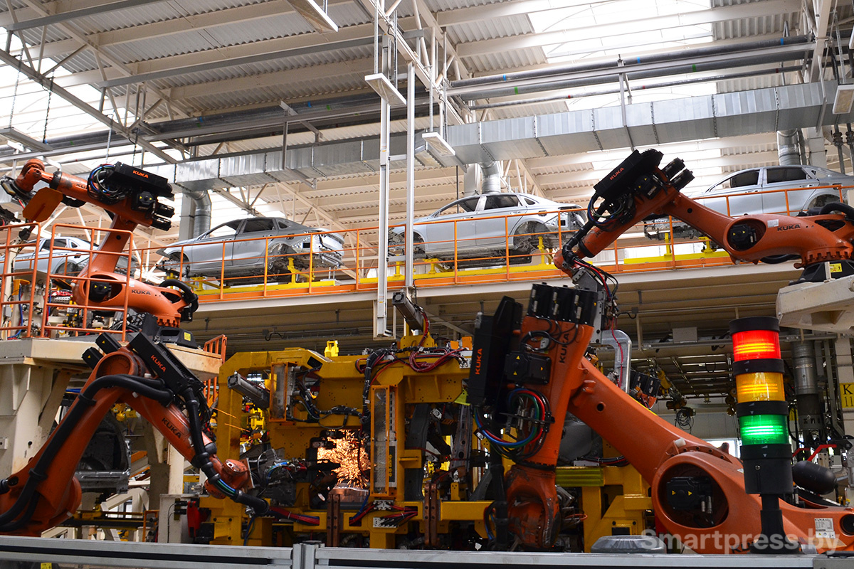 Роботы в цеху сварки завода BELGEE