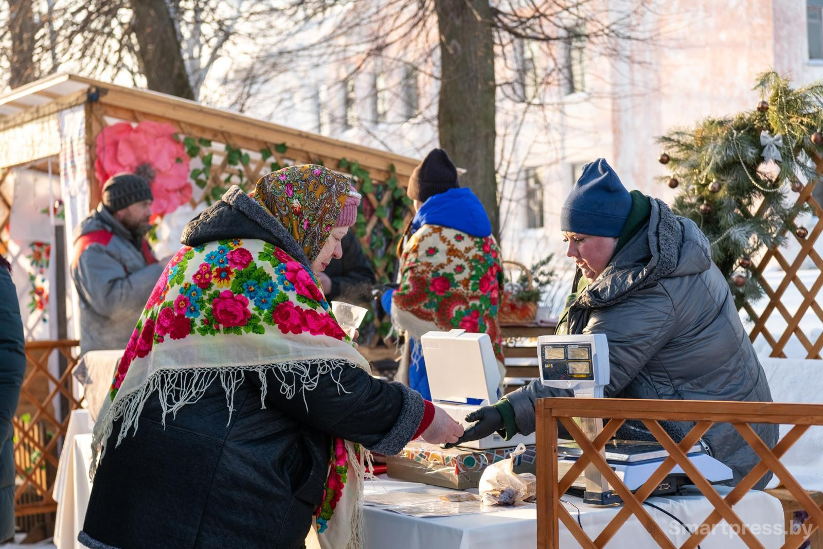 2-На ярмарке в деревне Семежево можно было купить домашнюю колбасу.jpg