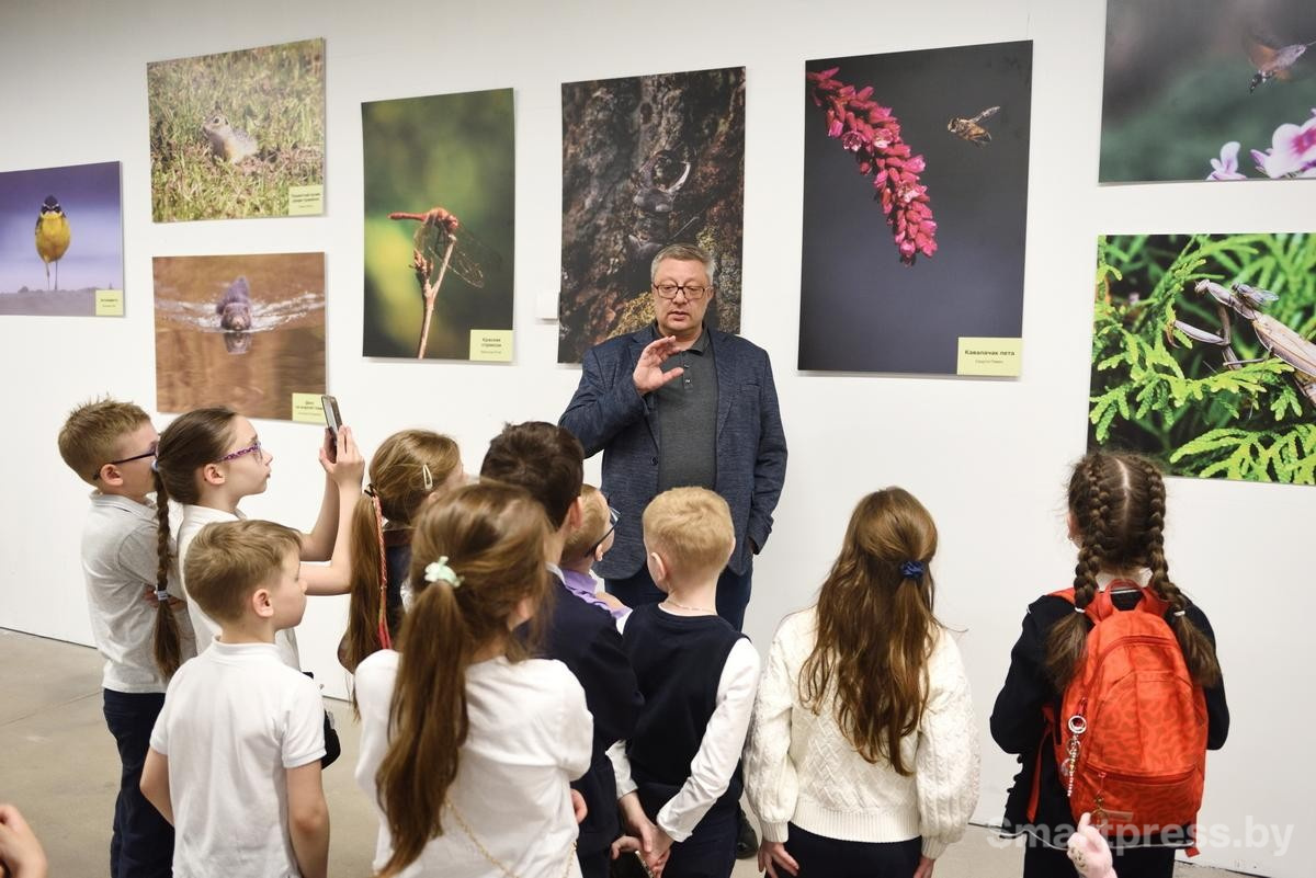 3-Вячеслав Зенькович и школьники на фотовыставке Дикая природа Беларуси 2025.jpg