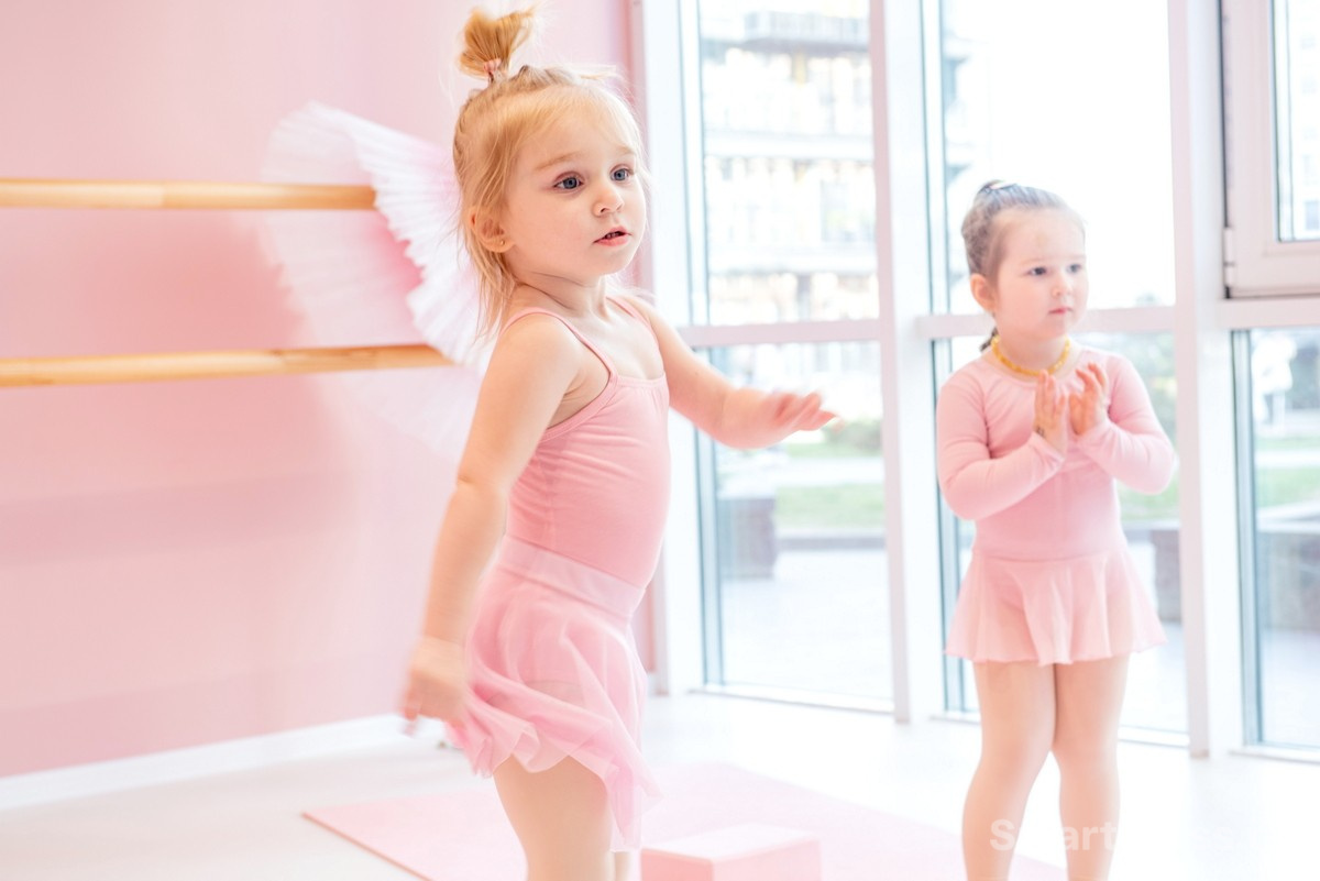 Во время занятия балетом с малышами 2-3 лет 2.jpg Во время занятия балетом с малышами 2-3 лет 2.jpg