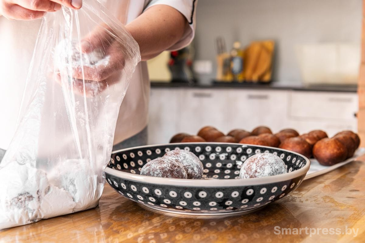 24-Анна выкладывает пончики в тарелку.jpg 24-Анна выкладывает пончики в тарелку.jpg