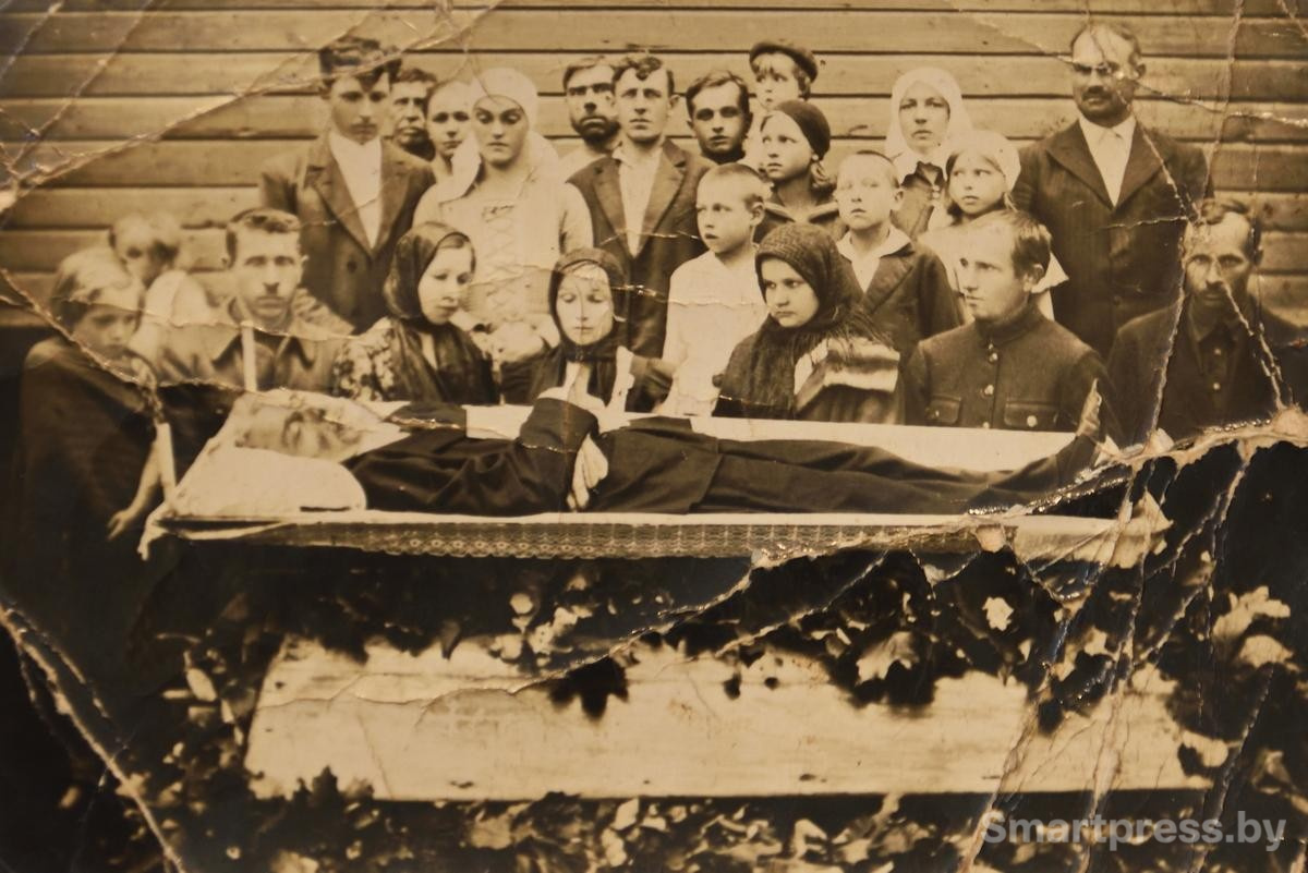 16-Иногда в альбомах хранятся фото с похорон 1930-е.jpg