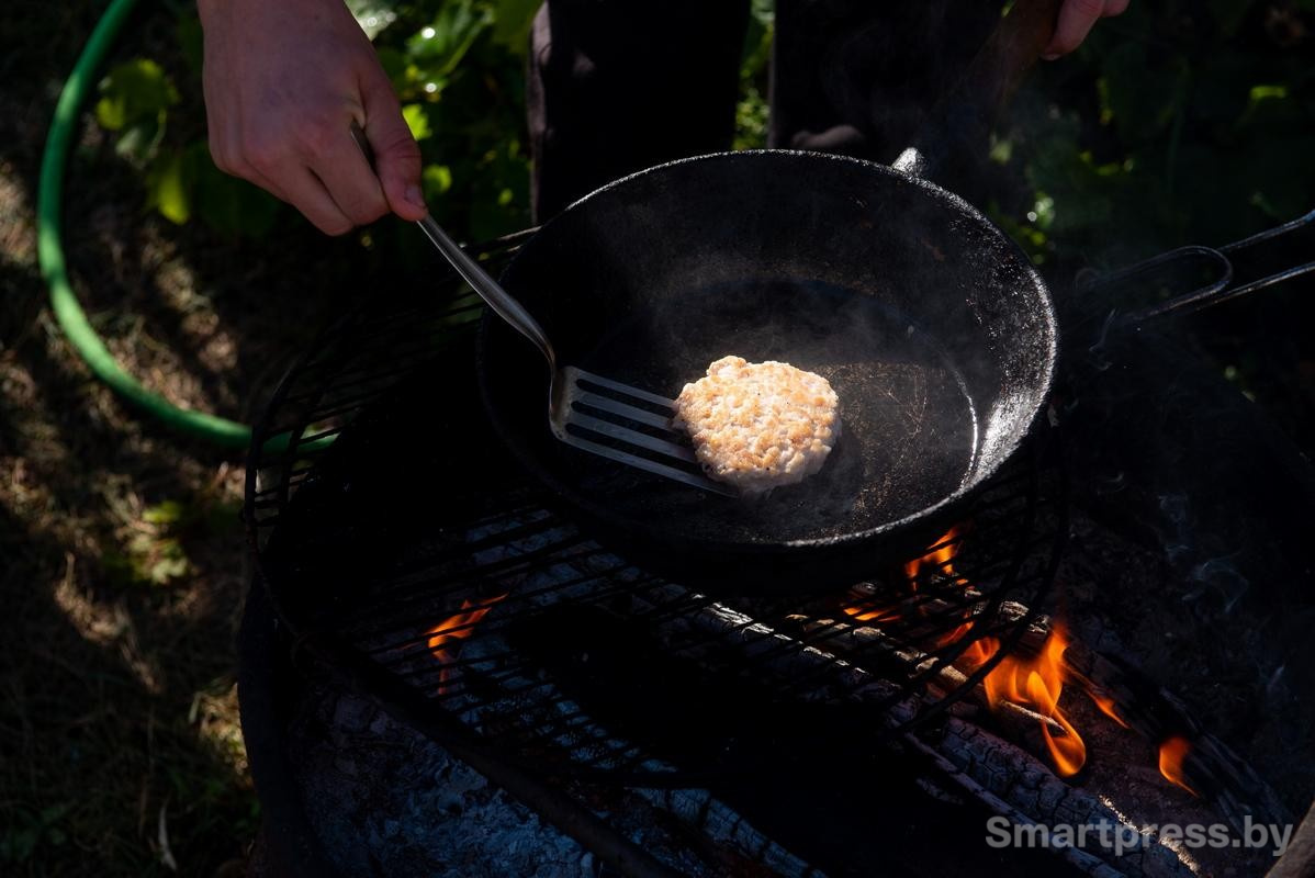 14-Котлета для бургера на сковородке.jpg