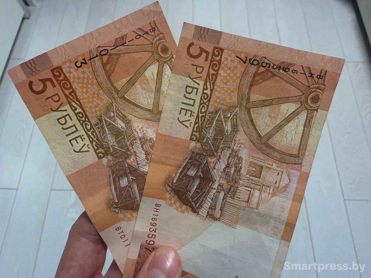 две купюры по 5 рублей