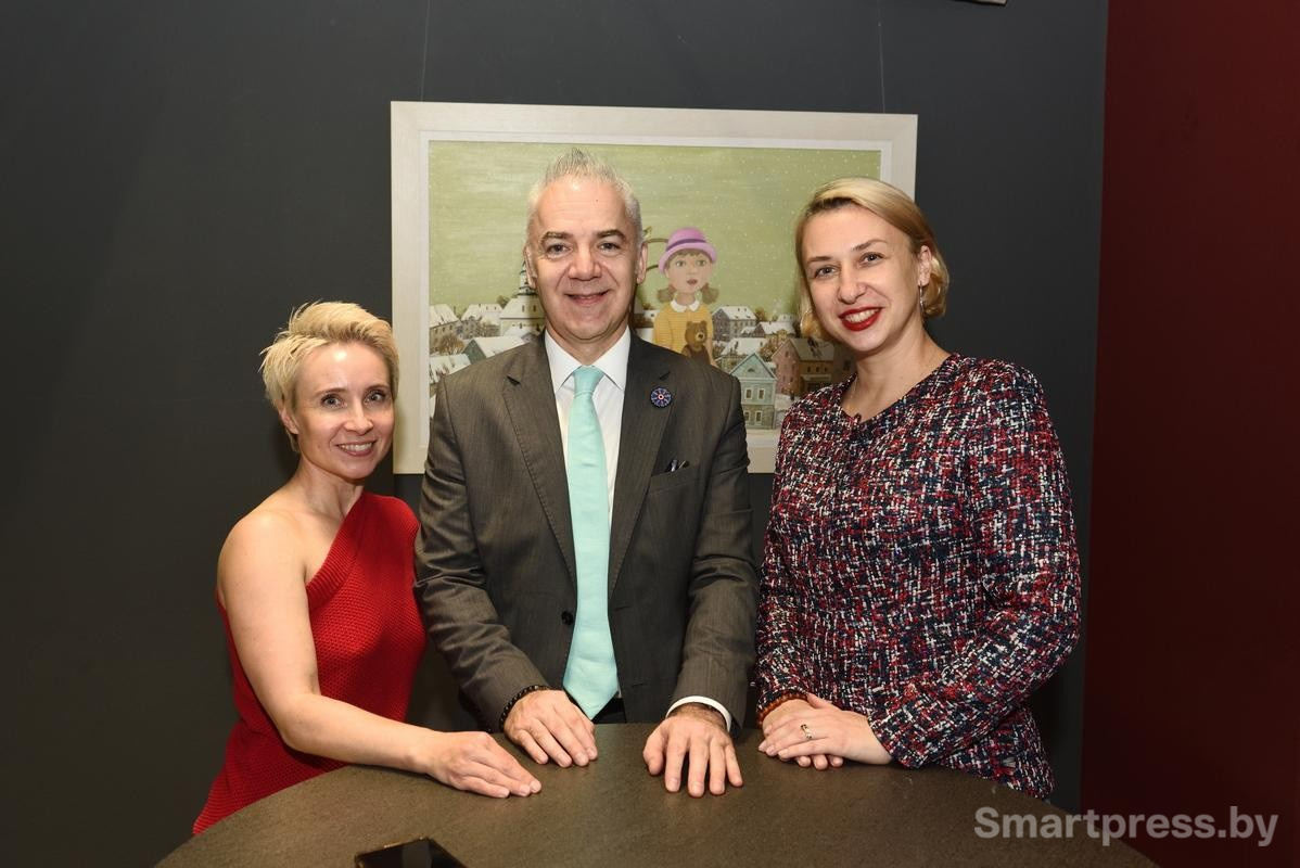 10-Поверенный в делах Франции в Беларуси Людовик Руайе представитель компании Nero Наталья Грекович (слева) и директор по маркетингу компании Модум Ольга Безводицкая.jpg