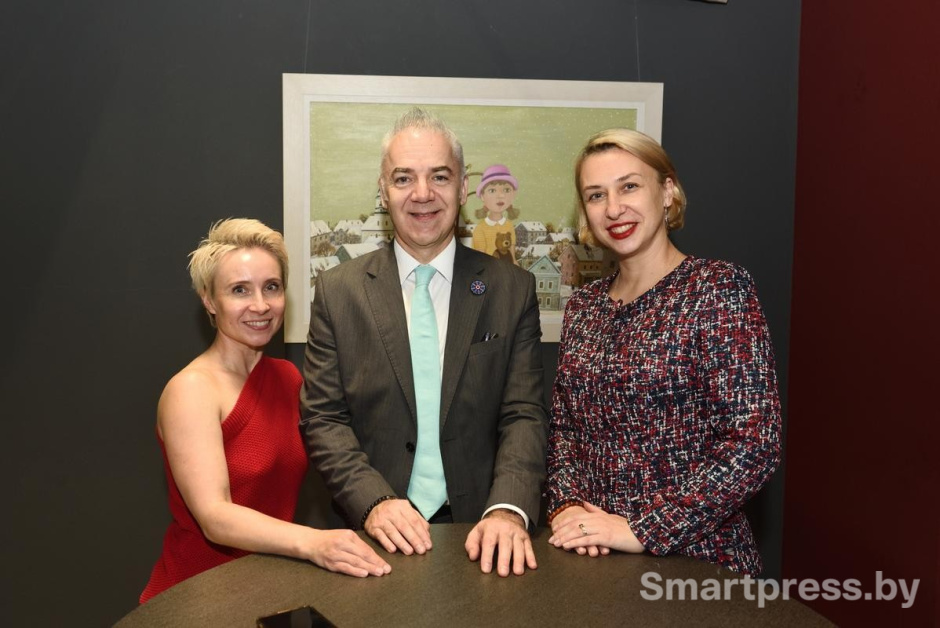 10-Поверенный в делах Франции в Беларуси Людовик Руайе представитель компании Nero Наталья Грекович (слева) и директор по маркетингу компании Модум Ольга Безводицкая.jpg