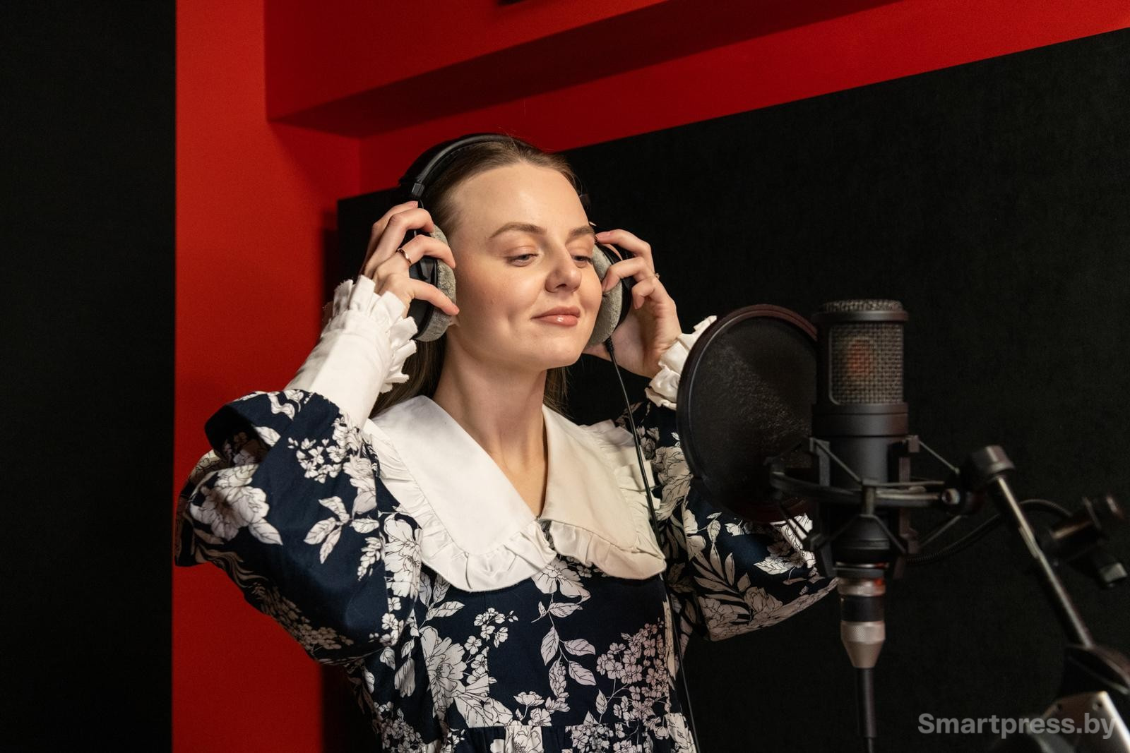 4-Анна Грабцевич в студии звукозаписи.jpg