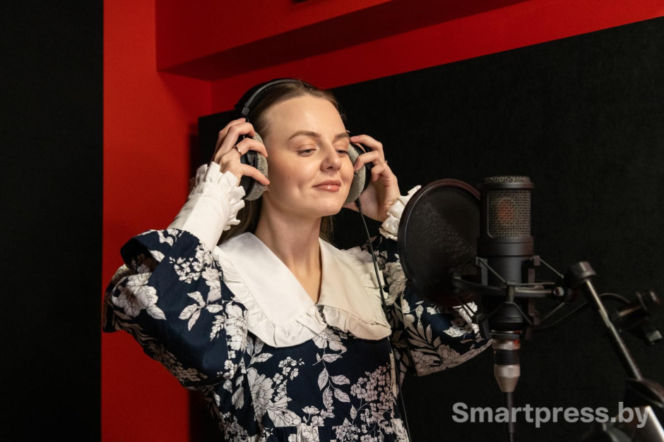 4-Анна Грабцевич в студии звукозаписи.jpg