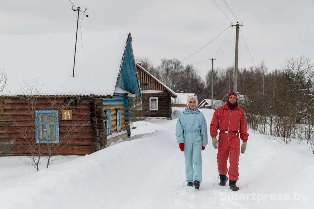 26-Иван и Люба идут по глухой деревне.jpg