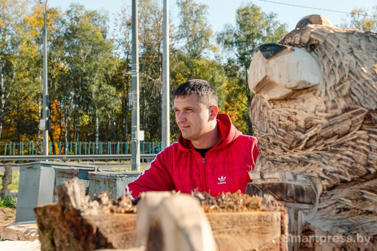 1-Денис Тарбеев из Бобруйска автор деревянных скульптур.jpg