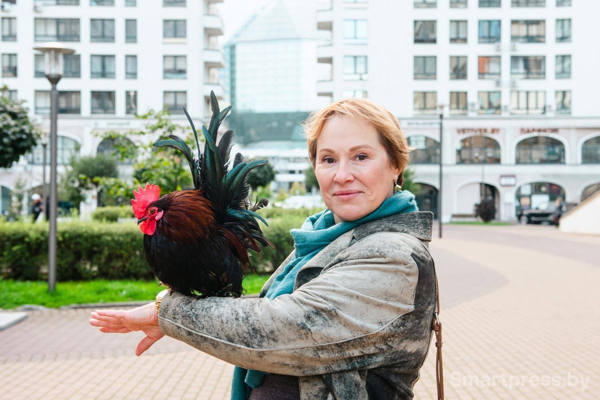 1-Елена Щетко вместе с декоративным петушком Шалопенье.jpg