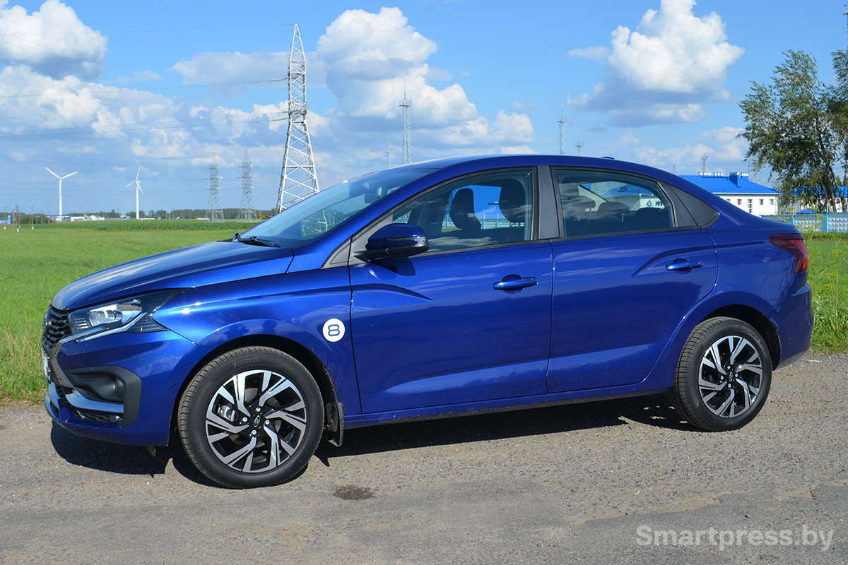 седан Lada Iskra слева