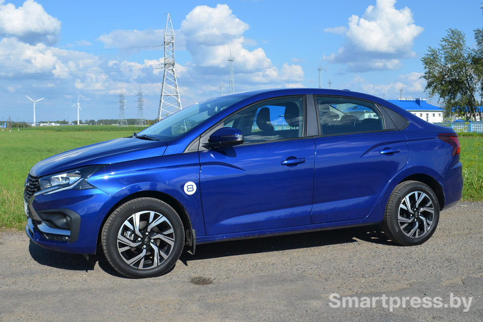 седан Lada Iskra слева