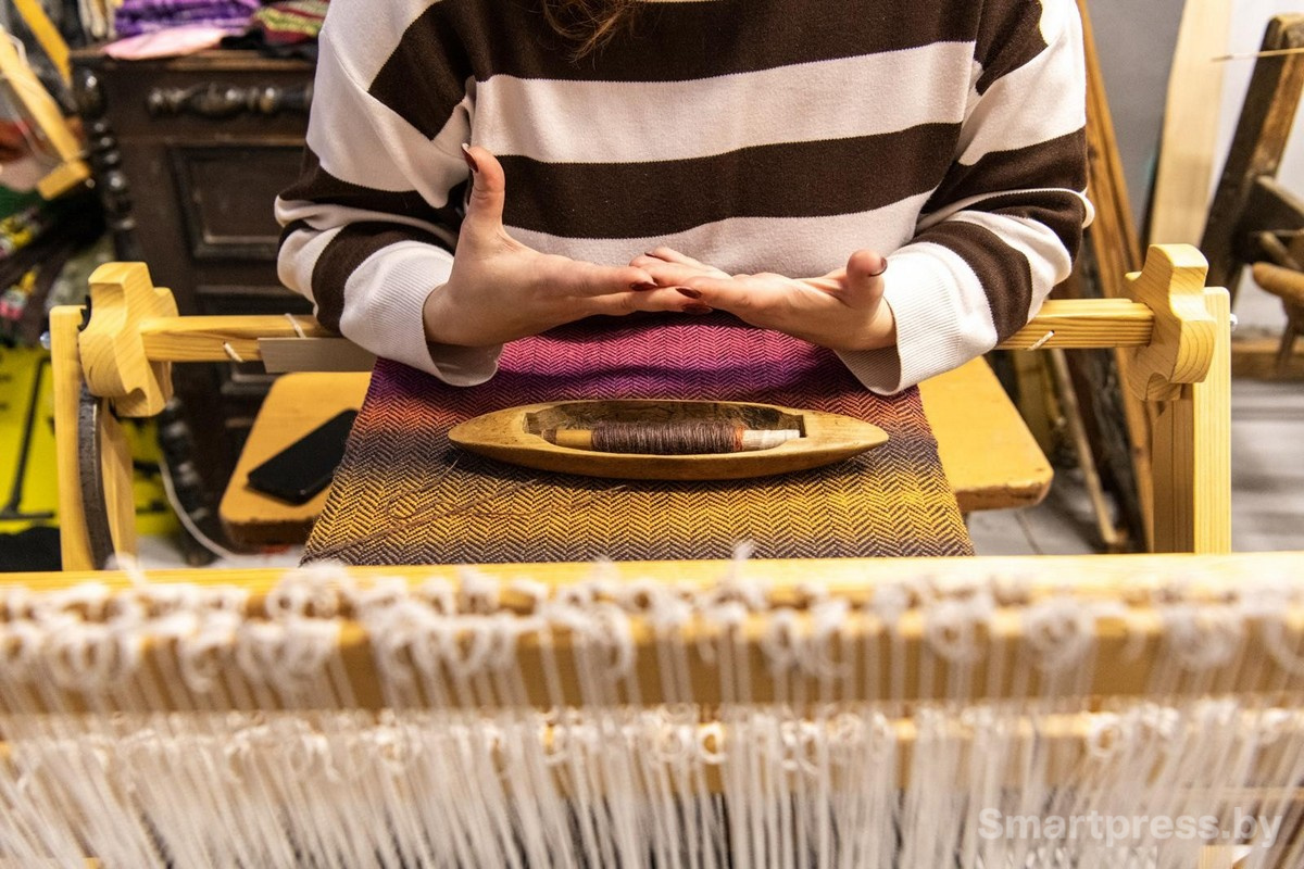 7-Возле рук Анастасии челнок.jpg