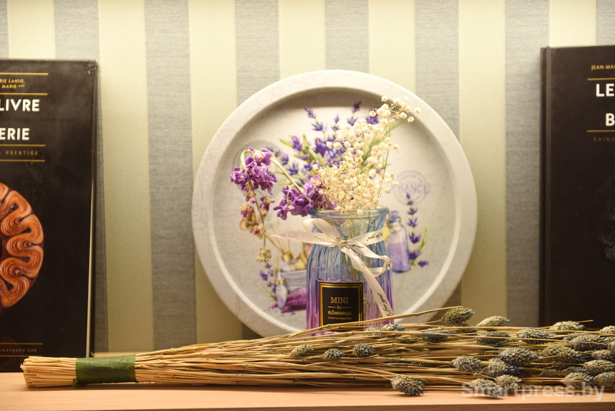 2-Интерьер кафе Bonjour в Минске.jpg