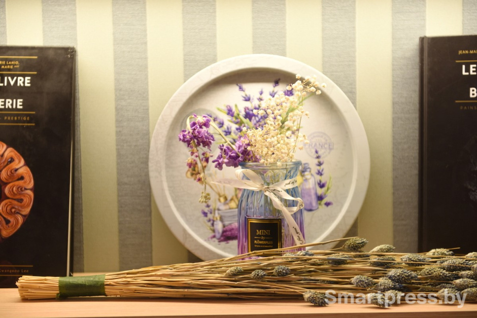 2-Интерьер кафе Bonjour в Минске.jpg