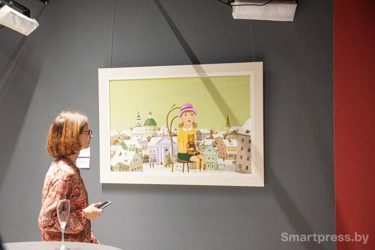 17-Сотрудник пресс-службы МТБанк Лариса Абрамчук рассматривает работу Воспоминания о зиме.jpg